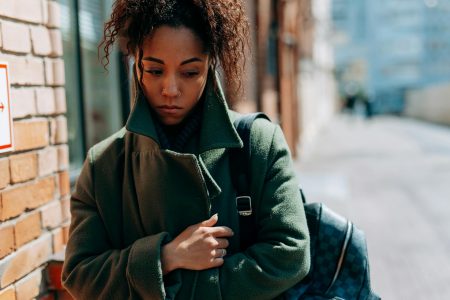 Umore in inverno: malinconia, depressione stagionale e quando chiedere aiuto Persona cammina in inverno con atmosfera fredda e malinconica