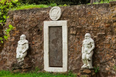 Porta Alchemica di Roma con simboli esoterici