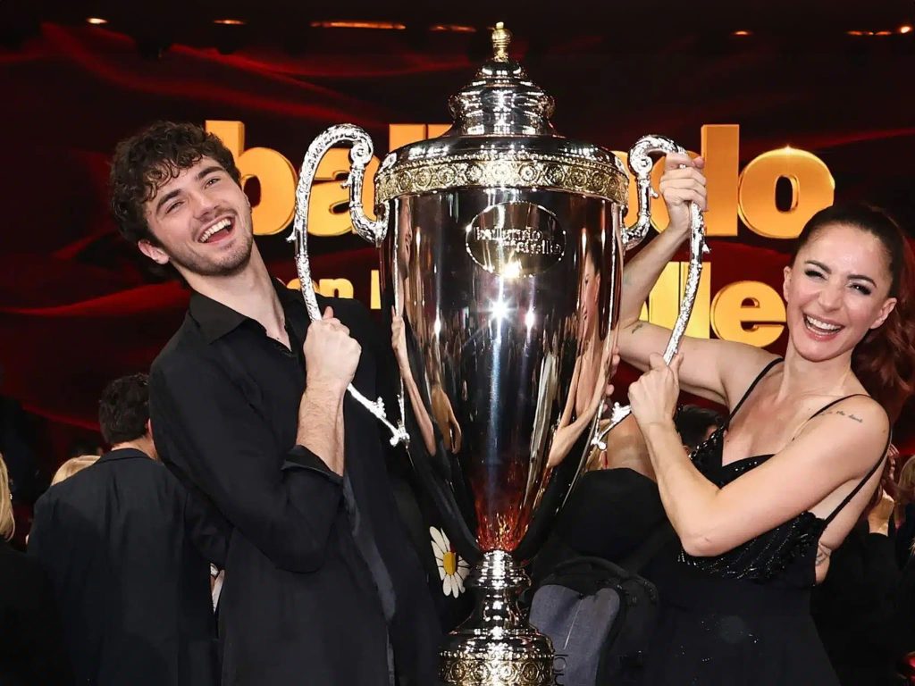 Ballando con le Stelle 2025: “Ho ballato col cuore”, Andrea Delogu vince la finale con Nikita Perotti e conquista il 55% Andrea Delogu con Nikita Perotti vincitori Ballando con le Stelle 2025