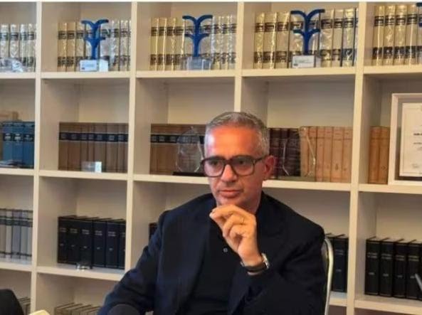 Signorini, l’avvocato: «Quando spariva per mesi, Medugno gli scriveva “mi manchi” Domenico Aiello, avvocato di Alfonso Signorini, sul caso Medugno