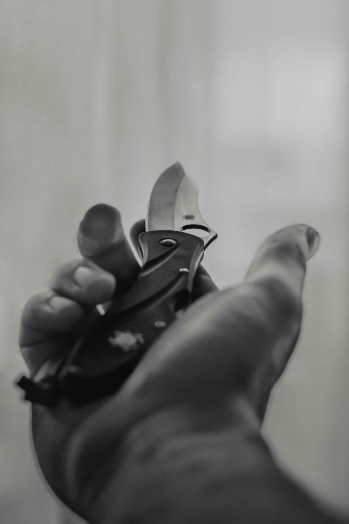 Coltello in un corridoio scolastico, immagine simbolica dell’aggressione in una scuola in Russia dove un quindicenne ha ucciso un bambino di 10 anni.