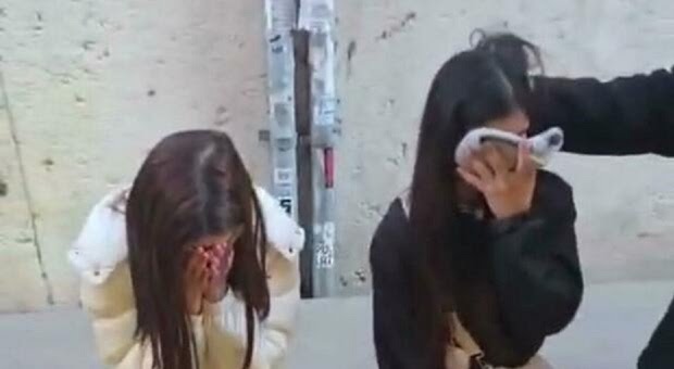 Venezia, borseggiatrici minorenni bloccate da un turista: cosa è successo e perché il video divide Venezia, turista blocca presunte borseggiatrici minorenni fino all’arrivo dei carabinieri