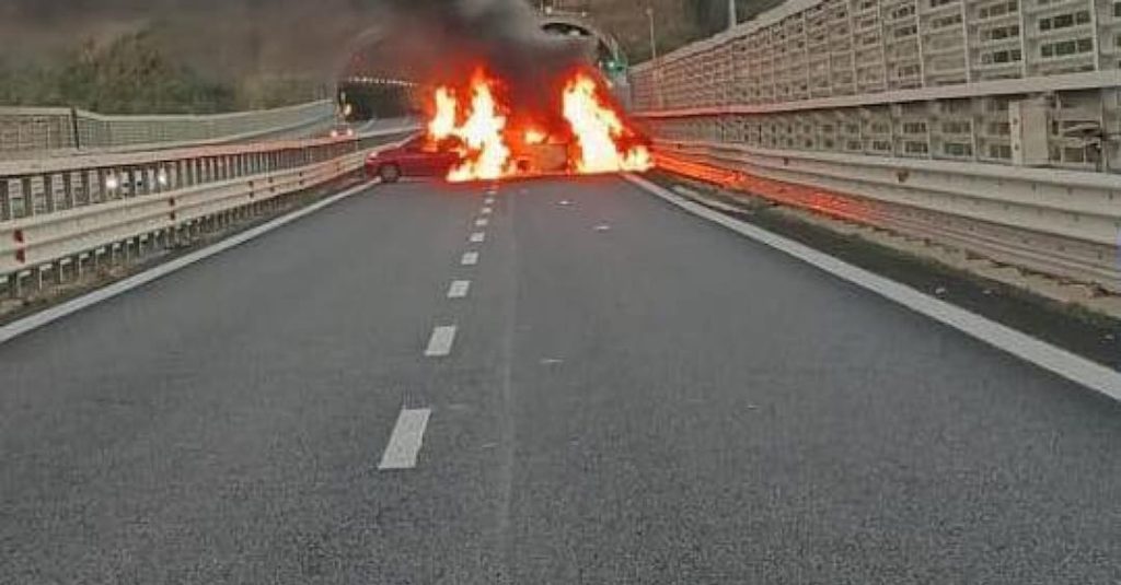 Assalto al portavalori sulla A2 con auto incendiate e fuga con 2 milioni