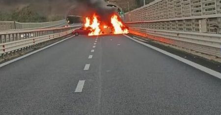 Assalto al portavalori sulla A2 con auto incendiate e fuga con 2 milioni