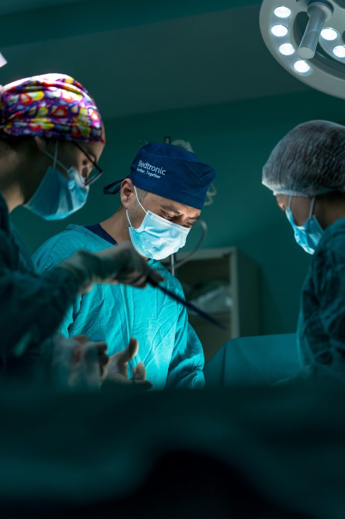 Testimone di Geova rifiuta la trasfusione di sangue, ma il chirurgo la opera lo stesso: ora rischia una denuncia per violenza Chirurgo in sala operatoria durante un intervento urgente