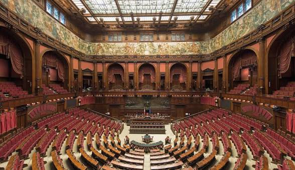 Manovra 2026: “Sì alla fiducia e 22 miliardi”, tutte le novità che cambiano tasse, lavoro e casa Aula di Montecitorio durante il voto di fiducia sulla manovra 2026