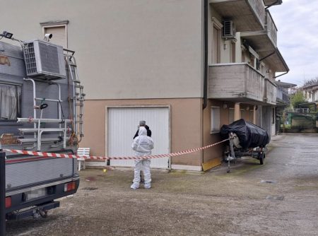 Donna trovata in una pozza di sangue a Torri di Quartesolo: tragedia in un condominio nel Vicentino – Aggiornamenti e indagini Donna trovata in una pozza di sangue a Torri di Quartesolo, emergenza in un condominio vicentino.