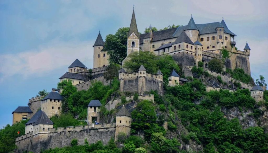 Castello di Hochosterwitz, la fortezza invincibile d’Austria con 14 porte mai conquistata Castello di Hochosterwitz arroccato sulla roccia in Austria