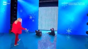 Ricchi e Poveri: cadono a Domenica In, paura in diretta davanti a Mara Venier Ricchi e Poveri cadono entrando in studio a Domenica In