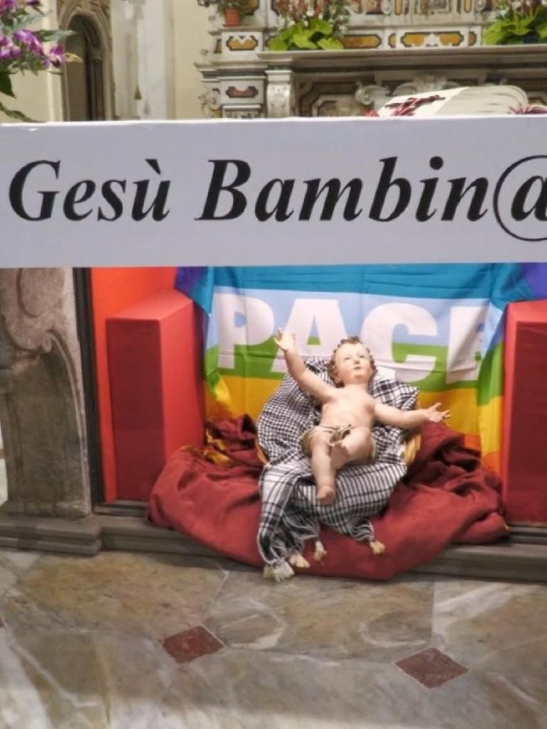 Gesù bambina nel presepe ad Avellino con scritta “Gesù Bambin@”