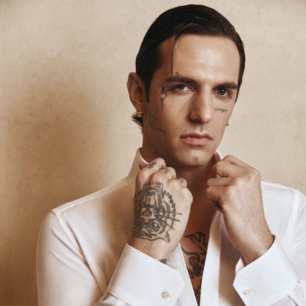 Achille Lauro: «Lavoro 20 ore, dormo 4 e resto single», la scelta per non tradire e il sogno di una famiglia “numerosissima Achille Lauro: “Preferisco restare solo piuttosto che tradire”