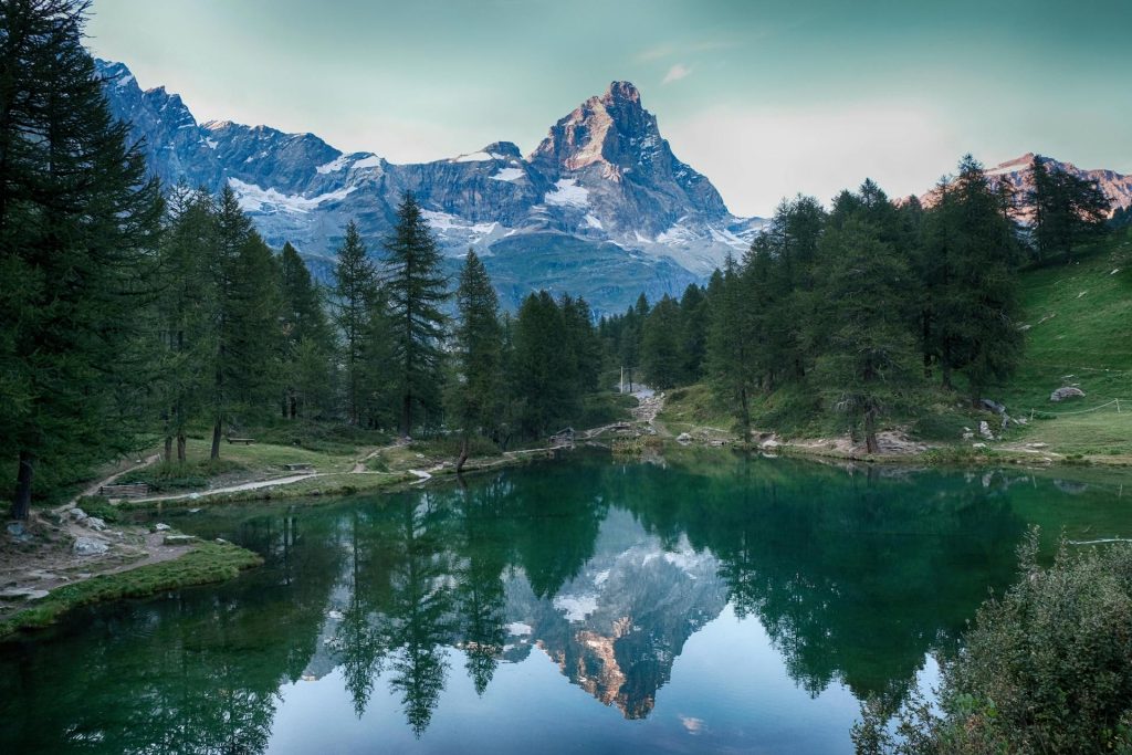 Donna trovata morta nel lago ghiacciato a Champoluc
