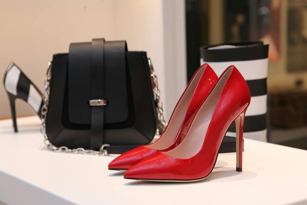 Saldi invernali 2026 in Italia con persone che fanno shopping
