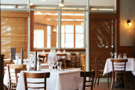 Donna scivola sul sugo delle cozze in un ristorante di Rimini e ottiene un risarcimento.