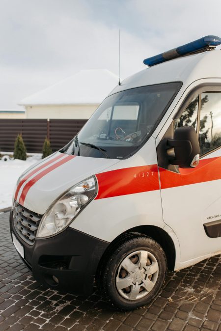 Acilia, ambulanze e soccorsi dopo il parto in casa finito in tragedia
