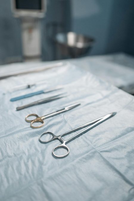 Pinze chirurgiche dimenticate nel corpo dopo l’intervento