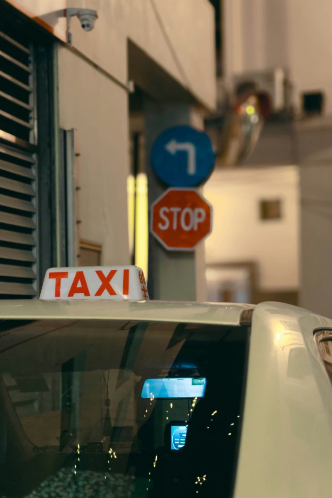 Pavia, escono dal locale e vengono inseguite da cinque ragazzi: due 20enni salvate da un tassista. «Non mi sarei mai voltato dall’altra parte» Ragazze inseguite a Pavia dopo la movida salvate da un tassista