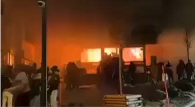 Svizzera, Crans-Montana: esplode un bar durante la festa di Capodanno,10 morti e 10 feriti Soccorsi dopo l’esplosione nel bar Le Constellation a Crans-Montana