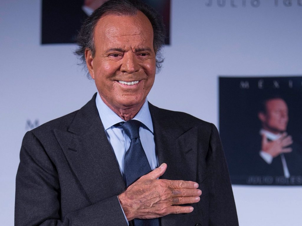 Julio Iglesias sotto accusa per presunti abusi alle Bahamas