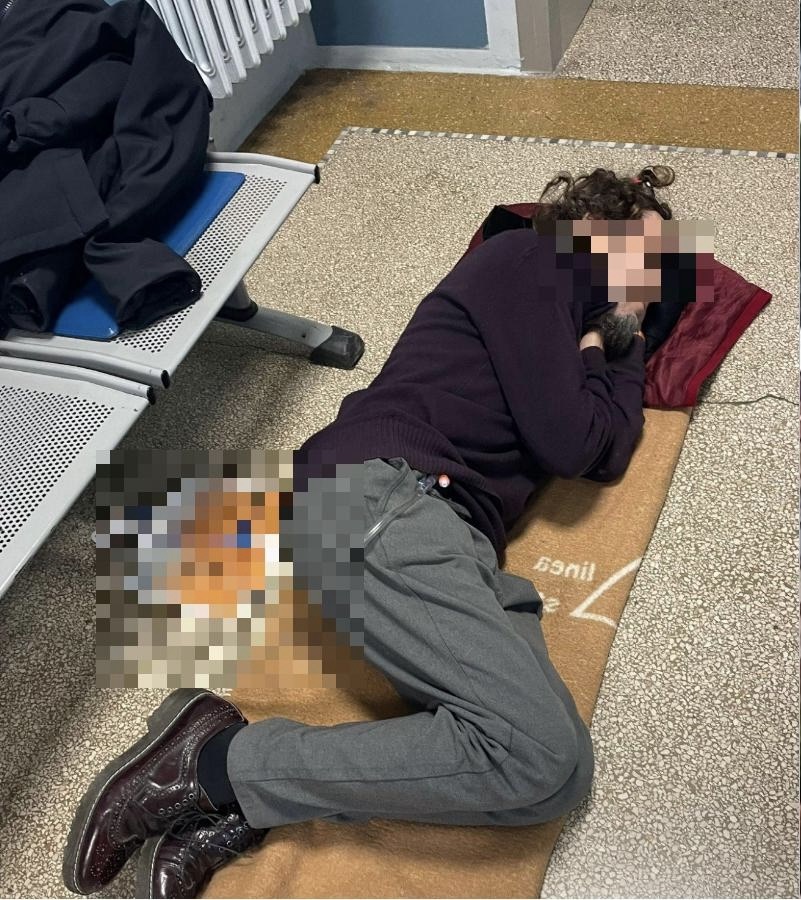 Malato di tumore sdraiato a terra in pronto soccorso: otto ore senza barella, il caso che scuote Senigallia Malato di tumore sdraiato a terra in pronto soccorso a Senigallia