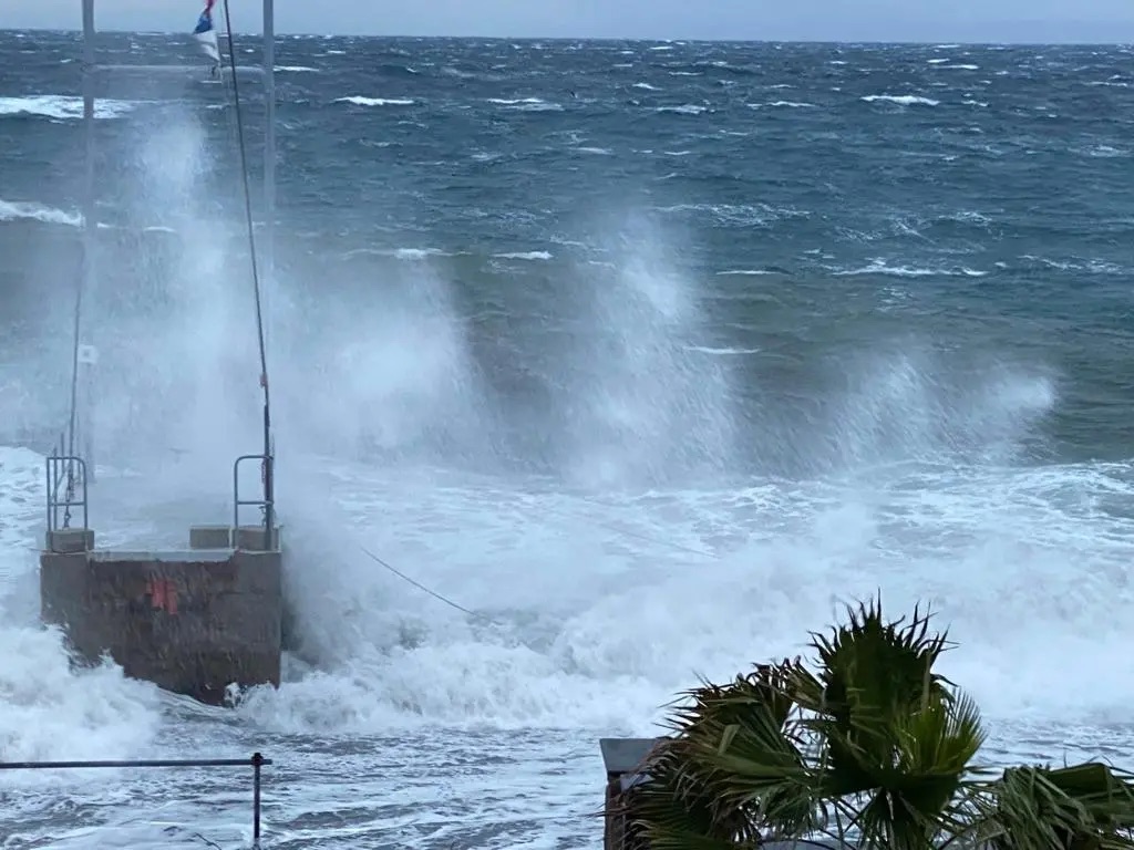 Tempesta sull’Italia: il ciclone mediterraneo “Harry” colpisce oggi Sardegna, Sicilia e Calabria. Nubifragi, vento di burrasca e mareggiate: la situazione regione per regione Tempesta in Italia oggi, piogge intense e vento di burrasca