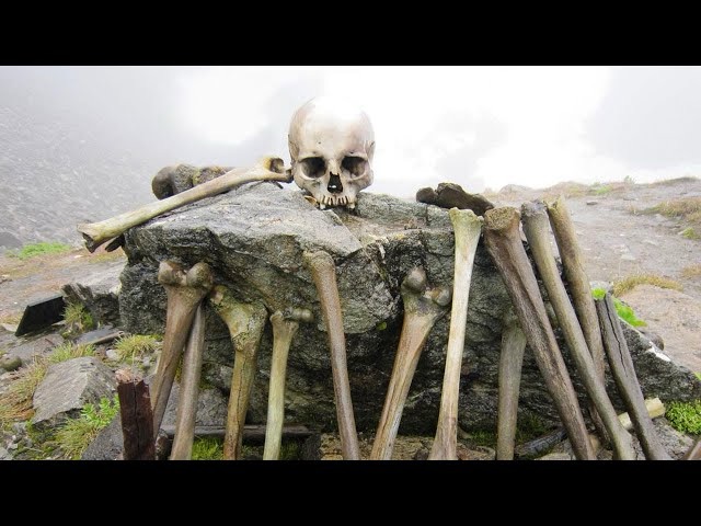 Il lago degli scheletri in India: centinaia di teschi riemergono dai ghiacci. Il mistero che la scienza non riesce ancora a chiudere Lago degli scheletri Roopkund in India con resti umani