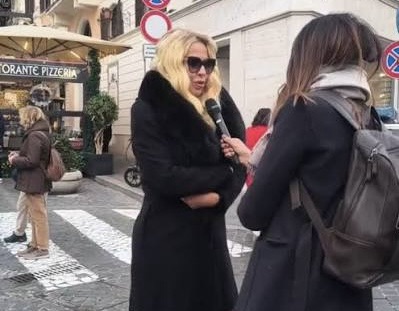 Valeria Marini: davanti alla camera ardente di Valentino si infastidisce con un cameraman, “Allontanati, non sono truccata Valeria Marini cameraman camera ardente Valentino