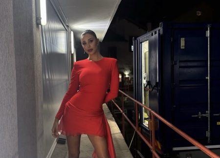 Belén Rodríguez indossa un abito rosso durante un evento pubblico