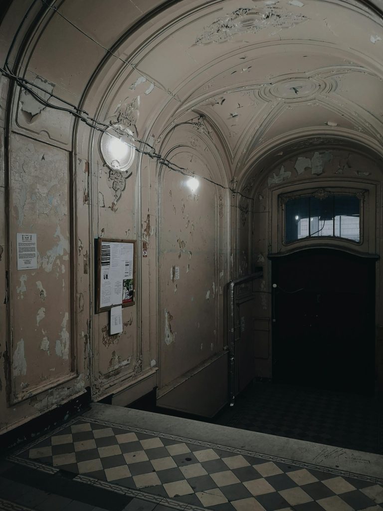 Stanza chiusa dall’interno con porta sigillata e luce soffusa, simbolo di un mistero irrisolto