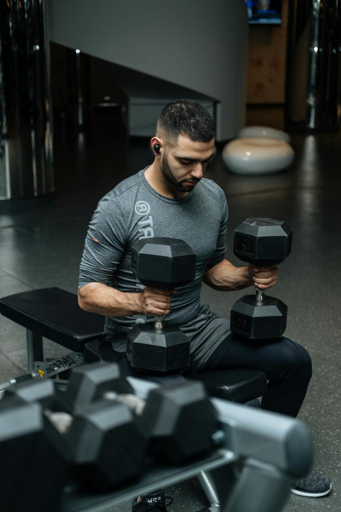 Manubri in palestra, caso Alezio abbonamento sospeso e aggressione