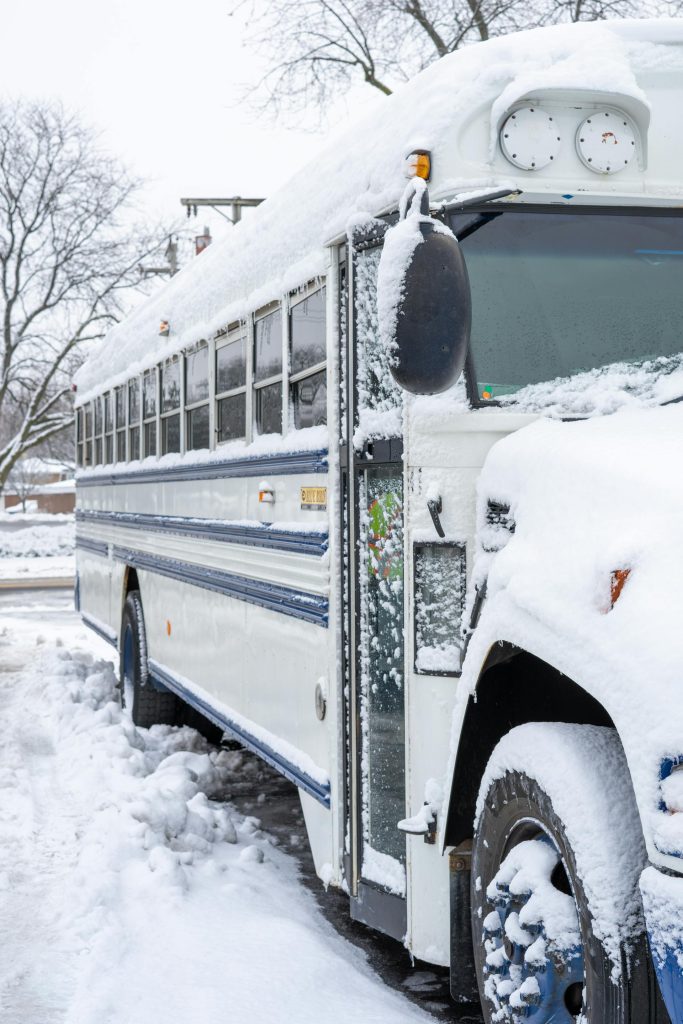 Bambino di 11 anni fatto scendere dal bus a Vodo di Cadore sotto la neve