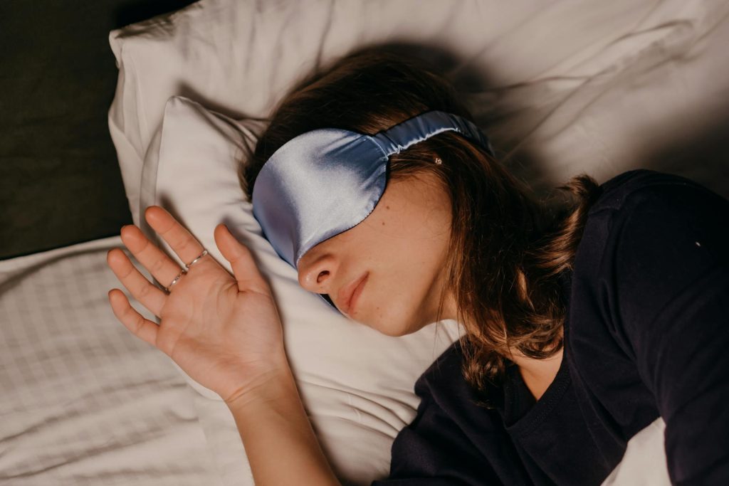 Dormire meno di sei ore a notte: cosa succede davvero al corpo, al cervello e alla salute nel tempo Dormire meno di sei ore a notte e le conseguenze sulla salute