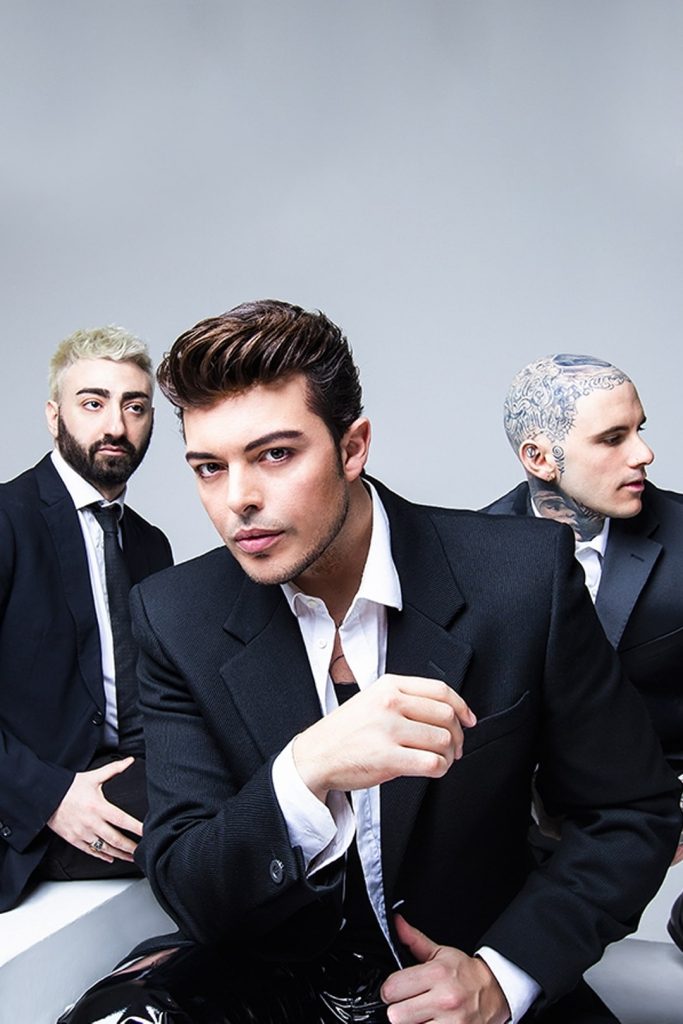 The Kolors: «Bari e Palermo in pochi minuti», il giallo del doppio show di Capodanno e la spiegazione che circola The Kolors a Capodanno tra Bari e Palermo