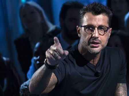 Mediaset contro Corona: causa da 160 milioni. Nel mirino anche i big della tv Mediaset causa Corona 160 milioni di euro con vip coinvolti