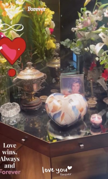 Urna Patrizia De Blanck a forma di cuore nell’angolo ricordo allestito da Giada