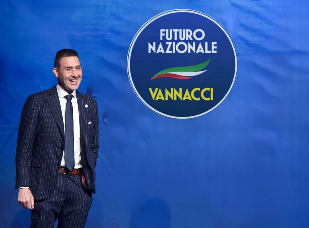 Vannacci lascia la Lega e rompe il centrodestra: “Vado avanti da solo”, terremoto politico a destra Roberto Vannacci lascia la Lega e annuncia il percorso politico autonomo