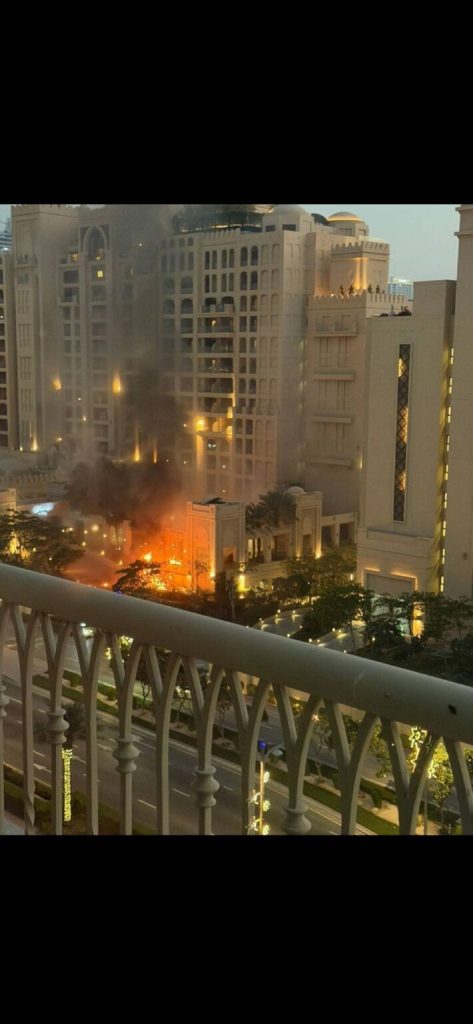 Dubai nella notte della paura: esplosioni a Palm Jumeirah, feriti e stop ai voli. Cosa sappiamo finora Esplosioni a Dubai nella zona di Palm Jumeirah con fumo visibile dopo l'incidente