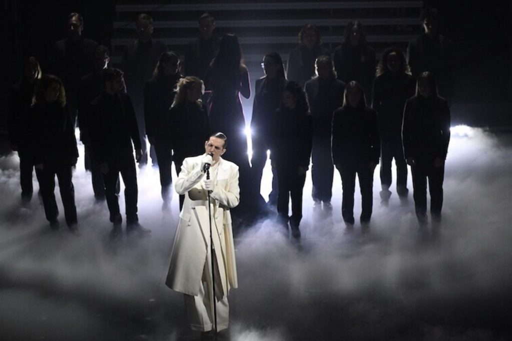 Achille Lauro canta Perdutamente a Sanremo 2026 per Crans-Montana