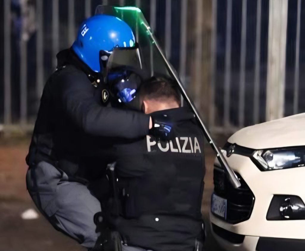 Torino, poliziotto aggredito e picchiato durante il corteo: accerchiato e colpito a terra Poliziotto aggredito durante il corteo a Torino