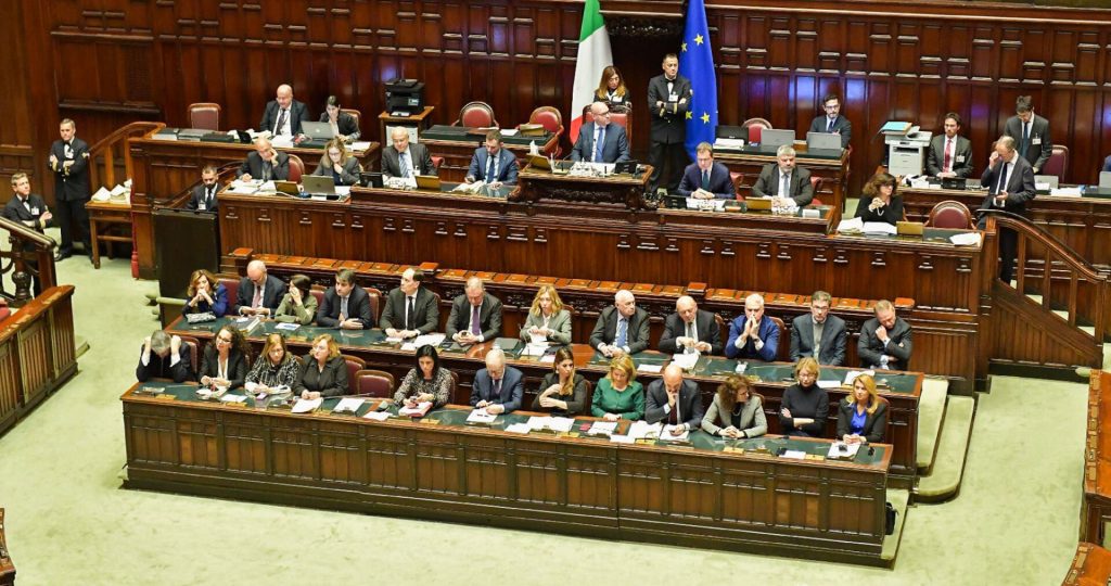 Discussione sulla manovra economica 2026 in Parlamento tra governo e opposizioni