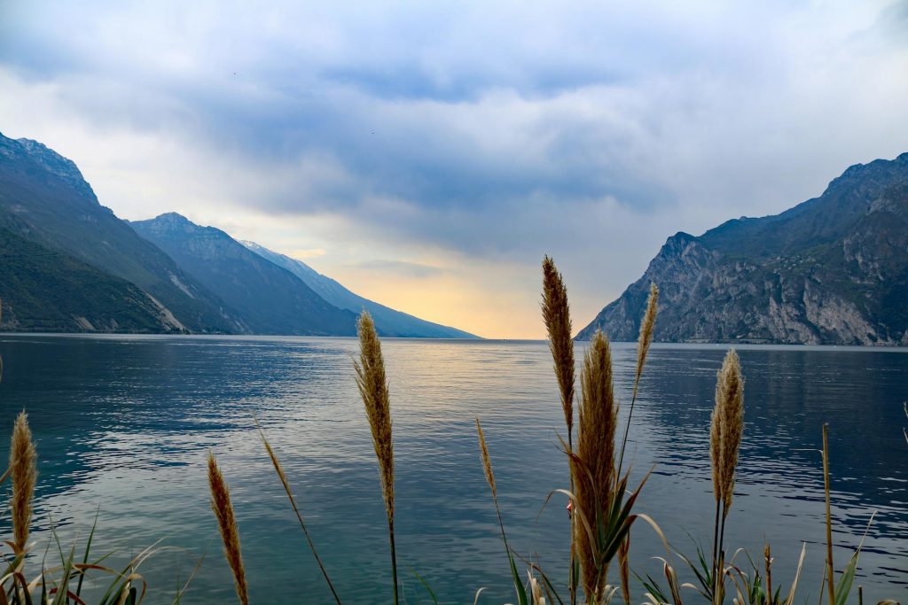 Cosa vedere al Lago di Garda: guida completa tra borghi, itinerari e consigli pratici Panorama del Lago di Garda con Sirmione e il Castello Scaligero