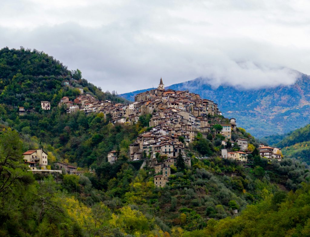 Le mete italiane più spettacolari per un weekend romantico: 10 idee tra lago, mare, borghi e montagne Weekend romantico in Italia tra lago di Como, Val d'Orcia e Costiera Amalfitana