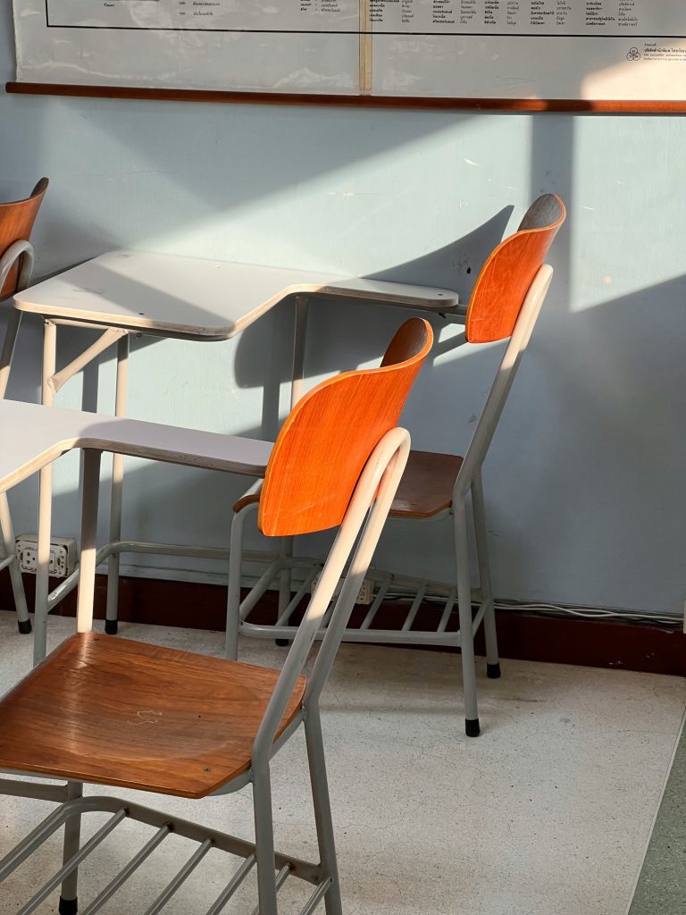 Roma, ragazza trovata morta davanti al liceo: indagini in corso roma liceo ragazza trovata morta indagini