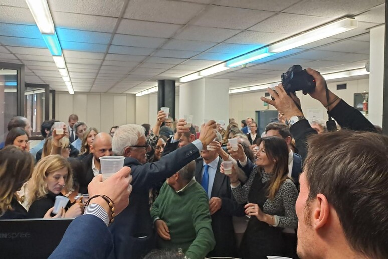 Referendum giustizia 2026, festa shock a Napoli: “Bella Ciao” e cori contro Meloni dopo il NO Referendum giustizia Napoli ANM video festa magistrati cori contro Meloni