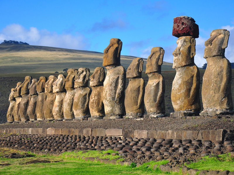 Il mistero dell’Isola di Pasqua: chi ha costruito i giganteschi Moai e perché? Il mistero dell’Isola di Pasqua e le statue Moai giganti