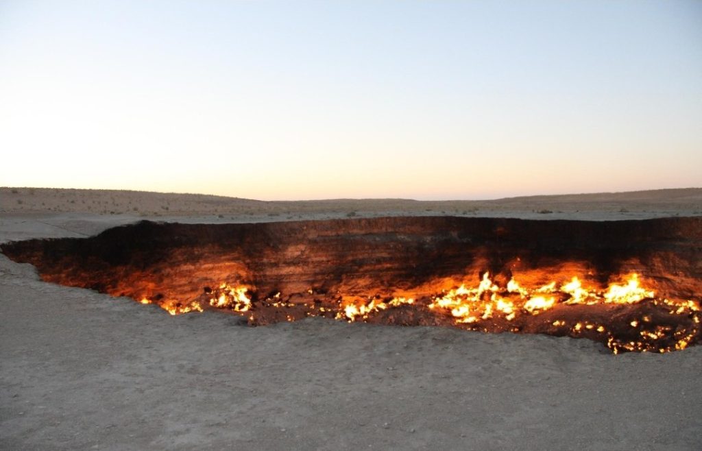 La Porta dell’Inferno nel deserto del Turkmenistan, il cratere di Darvaza che brucia da oltre 50 anni