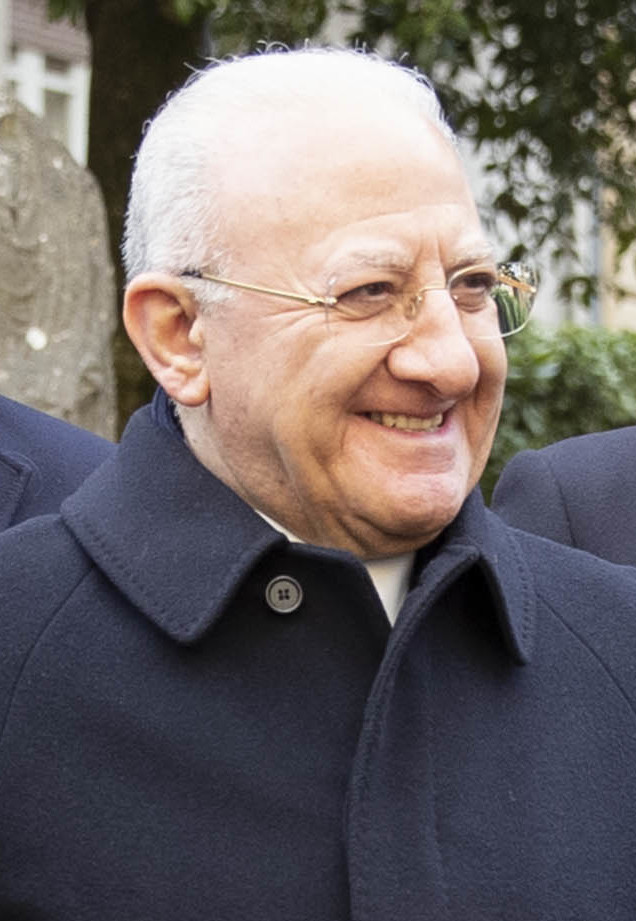 De Luca choc tre anni di carcere ai genitori del bosco scoppia la polemica Vincenzo De Luca dichiarazioni genitori bosco polemica