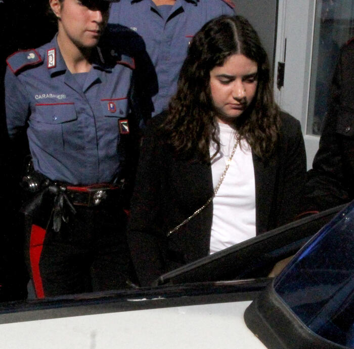 Chiara Petrolini rompe il silenzio: “Non sono una madre assassina”. Le parole sul caso che ha sconvolto l’Italia Chiara Petrolini parla con i giornalisti durante il caso giudiziario