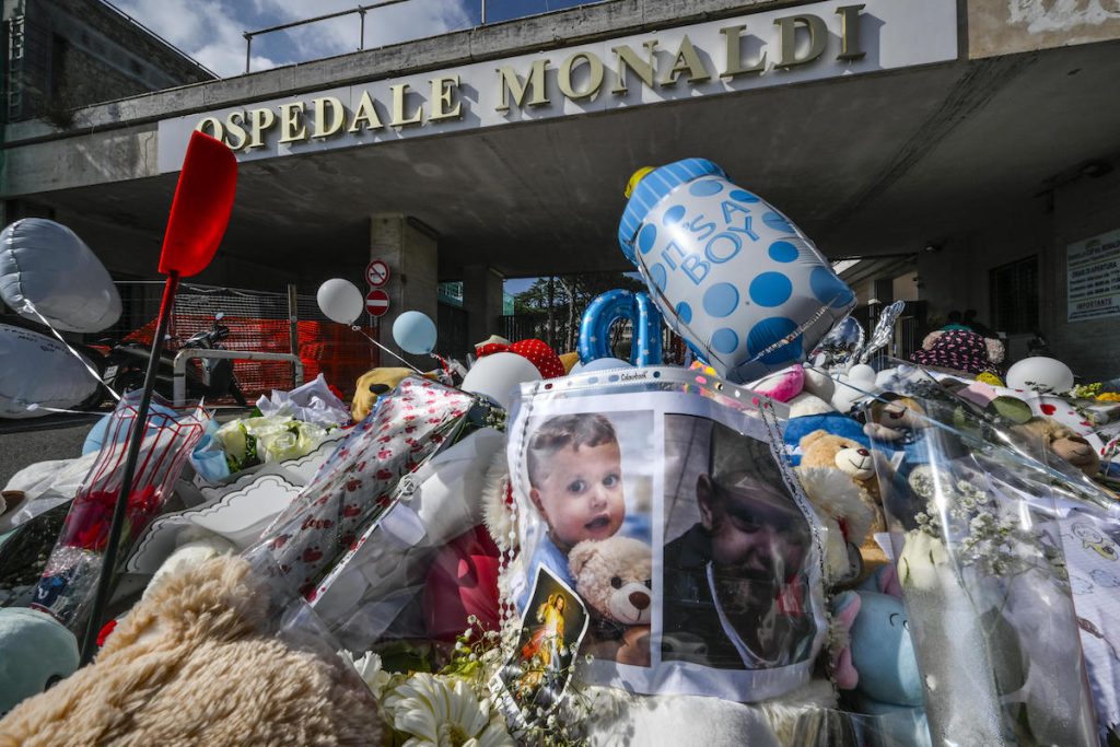 Napoli, ruba un peluche dal memoriale del piccolo Domenico davanti all’ospedale Monaldi: “Lo fanno tutti” memoriale peluche bambino domenico ospedale monaldi napoli