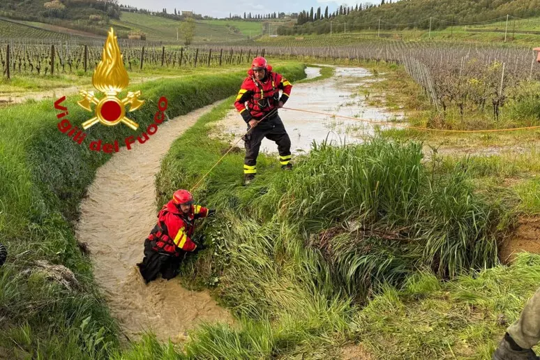 Tragedia durante il motocross: finisce in un canale e muore nel Fiorentino Moto da motocross dopo incidente nel Fiorentino dove un uomo di 58 anni è morto finendo in un canale